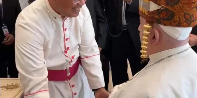 paus fransiskus berkati patung yesus sibea bea
