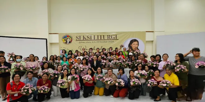 Para peserta workshop merangkai bunga berfoto bersama